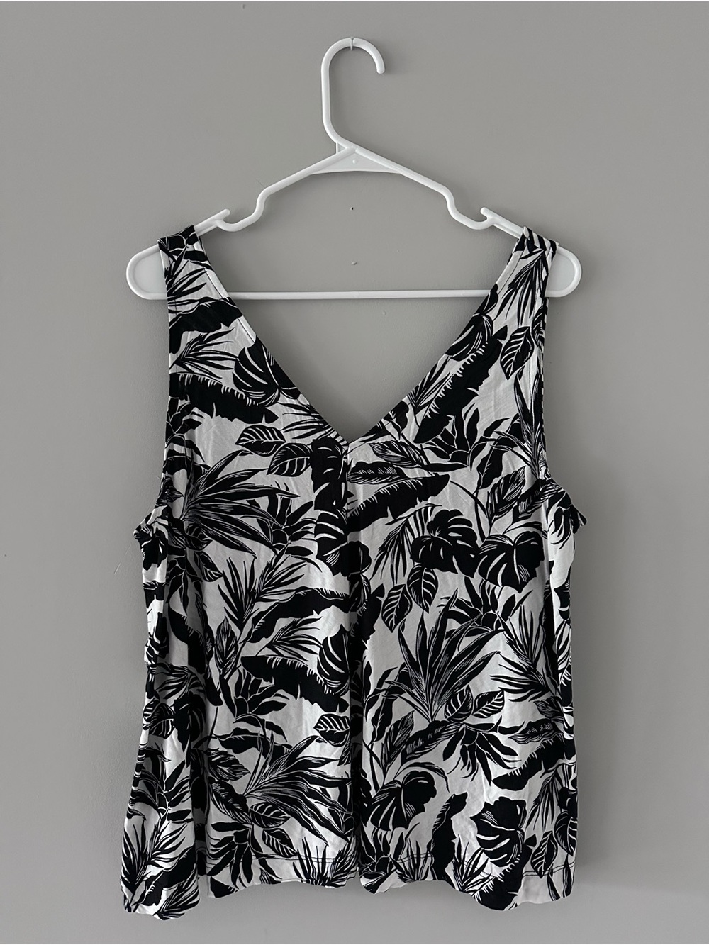 Sleeveless Black & White V-Neck Camisole